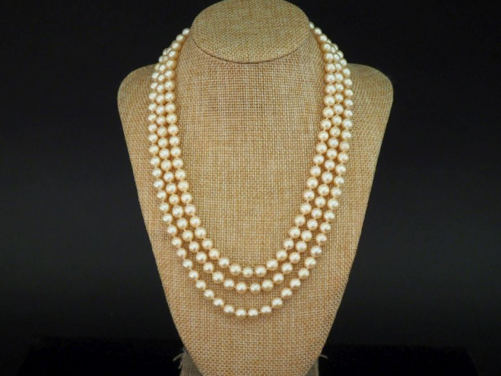 Collier triple rangs de perles de culture blanches, agrémenté d'un jol