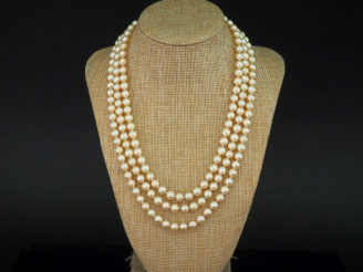 Vente aux enchères Collier triple rangs de perles de culture blanches, agrémenté d'un jol