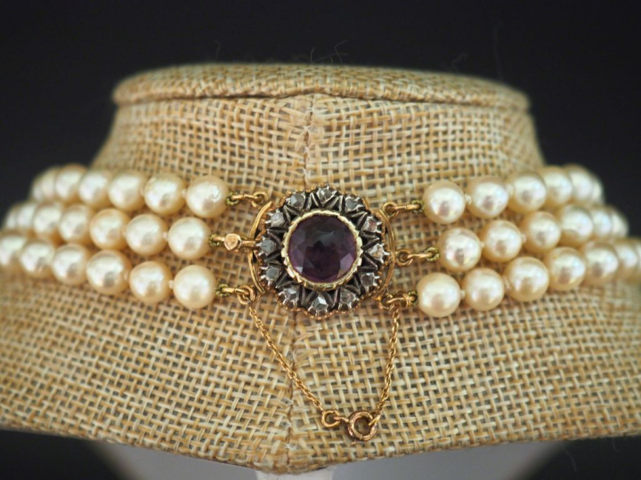 Collier triple rangs de perles de culture blanches, agrémenté d'un jol