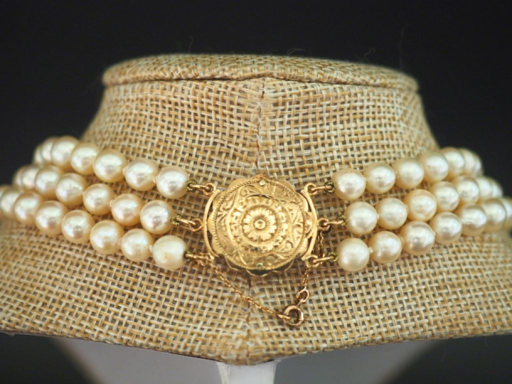 Collier triple rangs de perles de culture blanches, agrémenté d'un jol