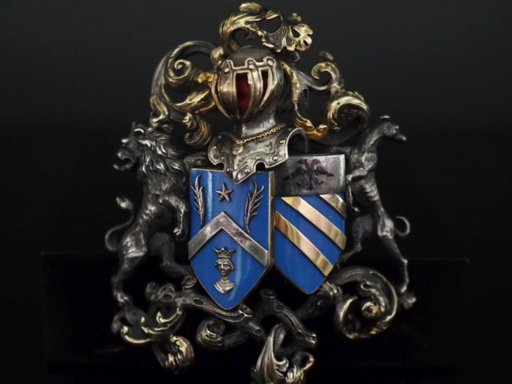 Importante broche ajourée en argent, vermeil et émail, figurant des ar