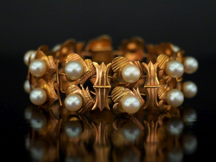 Bracelet manchette articulé en or jaune 750, à décor de cœurs sertis d