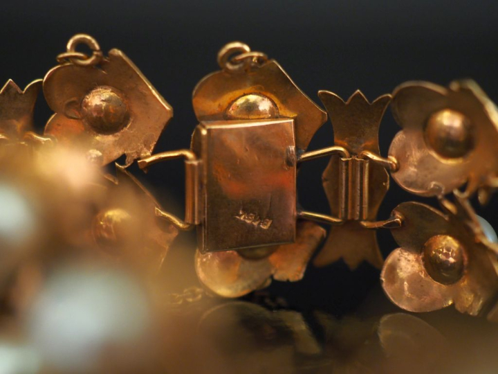 Bracelet manchette articulé en or jaune 750, à décor de cœurs sertis d