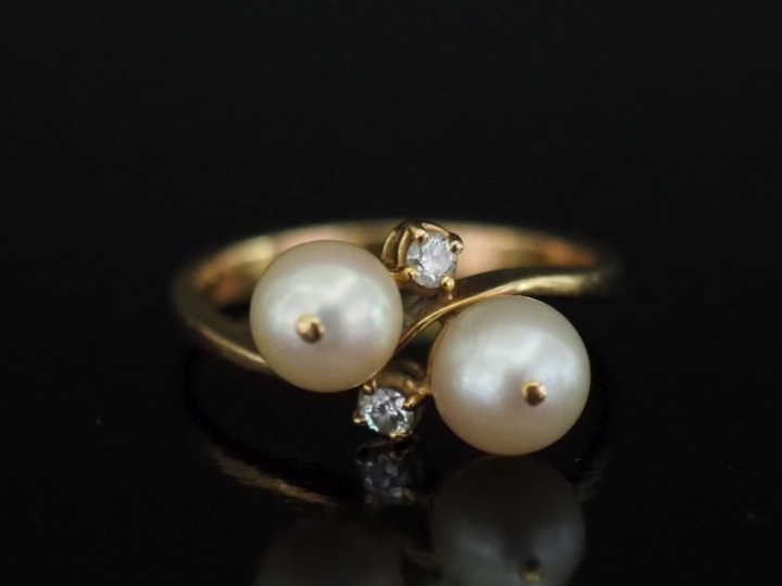 Bague dite "Toi   moi" en or jaune 750, sertie de deux perles blanches
