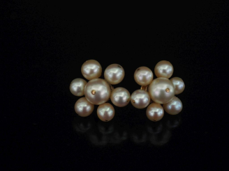 Vente aux enchères Paire de perces oreilles en forme de fleur en or jaune 750, sertis de 