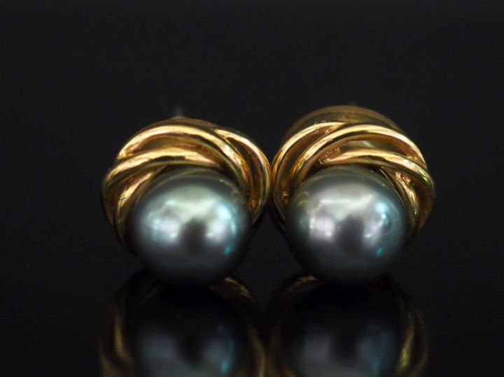 Paire de puces d'oreilles en or jaune 750, serties en leur centre d'un