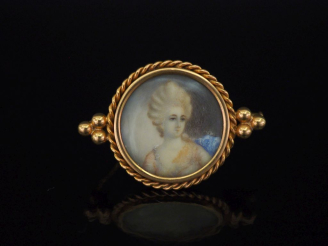 Vente aux enchères Broche en or jaune 750, sertie en son centre d’une miniature figurant 