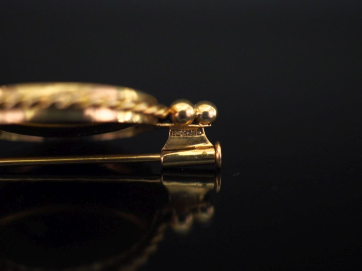 Broche en or jaune 750, sertie en son centre d’une miniature figurant 