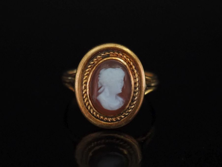 Bague en or jaune 750, sertie en son centre un camée figurant une jeun