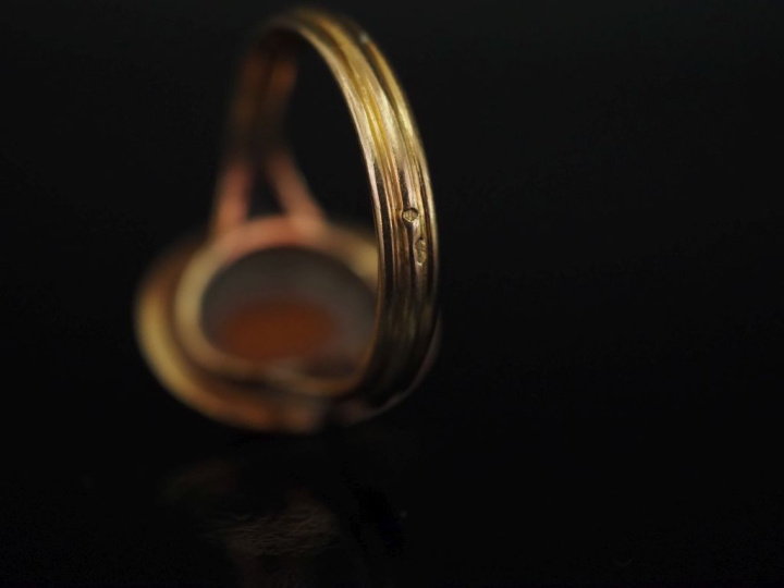 Bague en or jaune 750, sertie en son centre un camée figurant une jeun