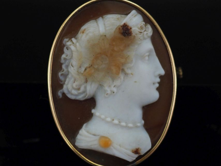 Broche en or jaune 750, sertie d'un camée figurant une jeune femme à l