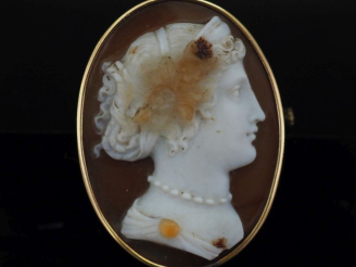 Vente aux enchères Broche en or jaune 750, sertie d'un camée figurant une jeune femme à l