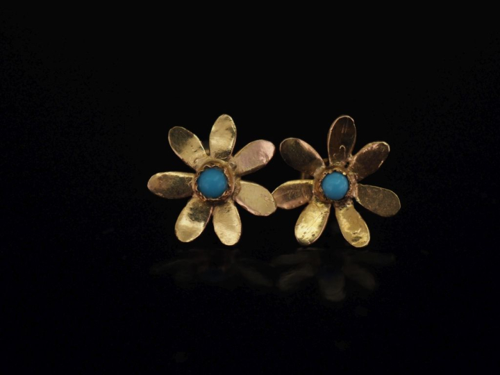 Paire de perces oreilles en or jaune 750, en forme de fleur sertis en 