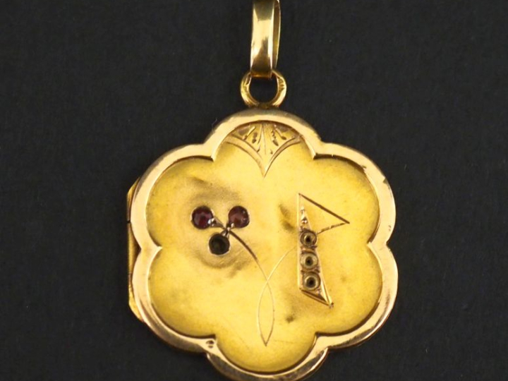 Pendentif porte-photo de forme polylobée en or jaune 750, serti de tro
