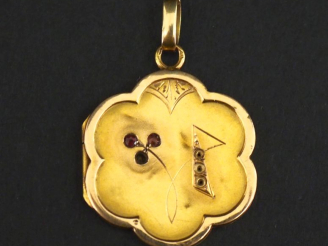 Vente aux enchères Pendentif porte-photo de forme polylobée en or jaune 750, serti de tro
