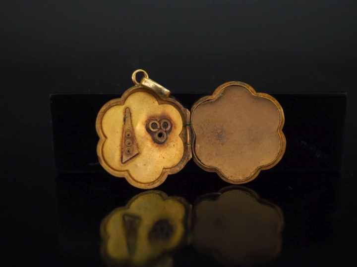 Pendentif porte-photo de forme polylobée en or jaune 750, serti de tro