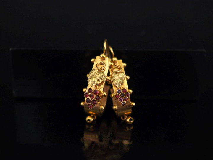 Paire de perces oreilles Napoléon III en or jaune 750, à décor de pamp