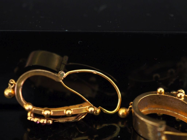 Paire de perces oreilles Napoléon III en or jaune 750, à décor de pamp