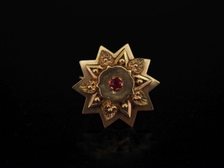 Broche Napoléon III en forme d'étoile en or jaune 750, sertie en son c
