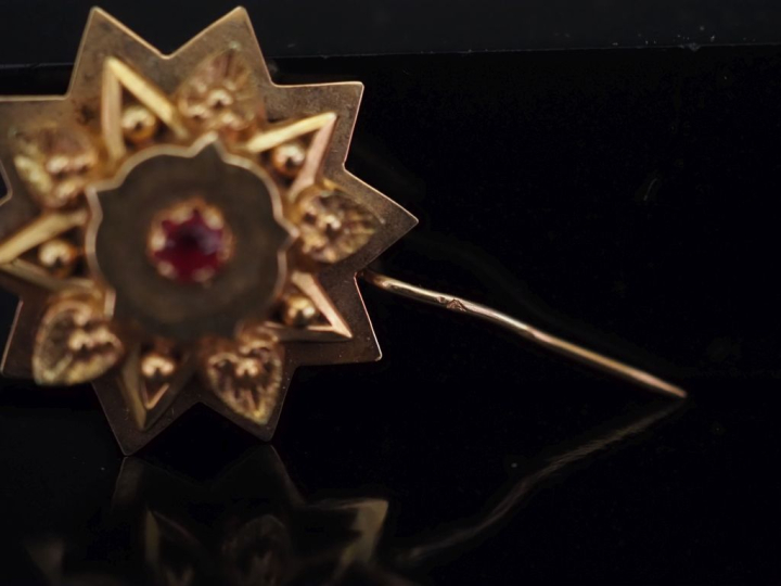 Broche Napoléon III en forme d'étoile en or jaune 750, sertie en son c