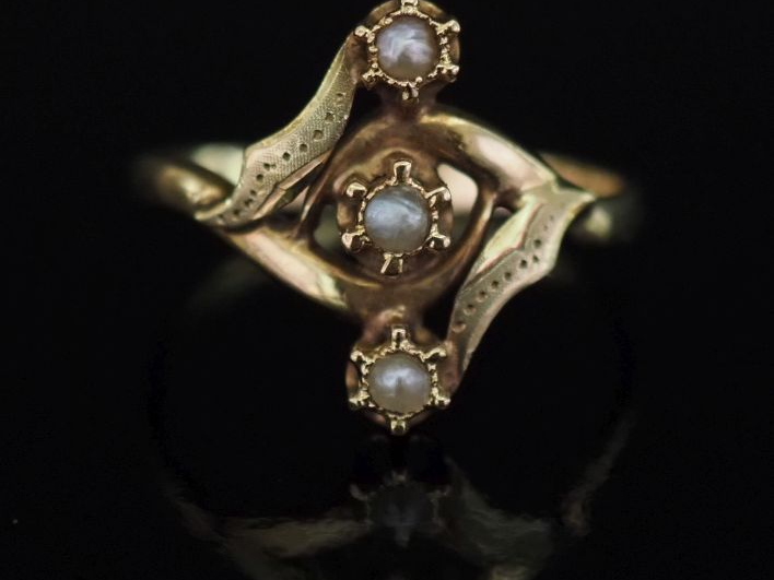 Bague de forme marquise Napoléon III en or jaune 750, à décor ajouré e
