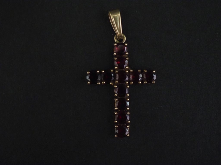 Pendentif en forme de croix en or jaune 750, serti de grenats.  3 x 2 
