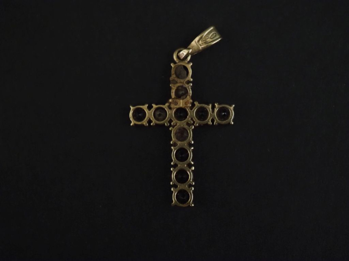Pendentif en forme de croix en or jaune 750, serti de grenats.  3 x 2 