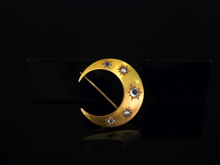 Broche en forme de croissant de lune en or jaune 750, sertie de deux p