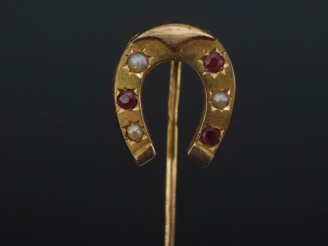 Vente aux enchères Epingle à cravate en or jaune 750, à décor d'un fer à cheval serti de 