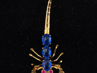 Vente aux enchères Broche en forme de scorpion en or jaune 750, sertie sur le corps et le