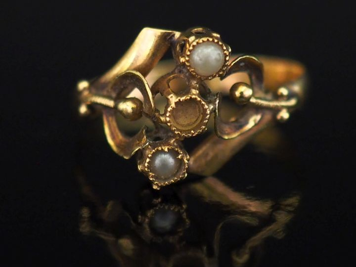 Bague 1900 de forme stylisée en or jaune 750, à décor ajouré et agréme