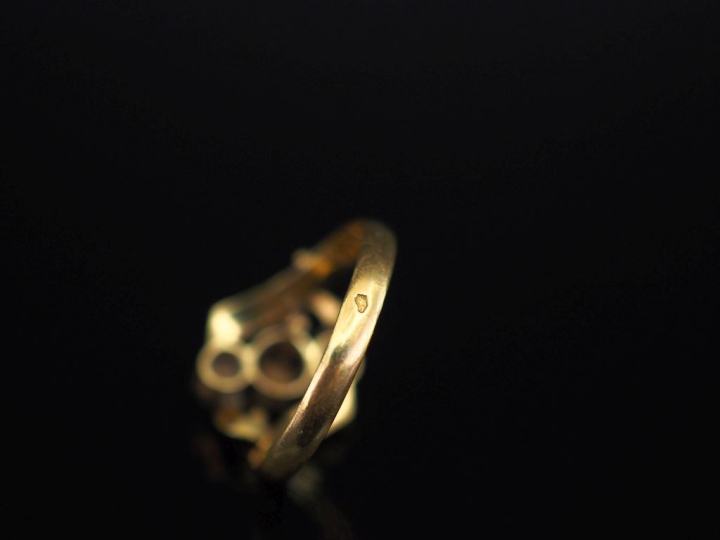 Bague 1900 de forme stylisée en or jaune 750, à décor ajouré et agréme