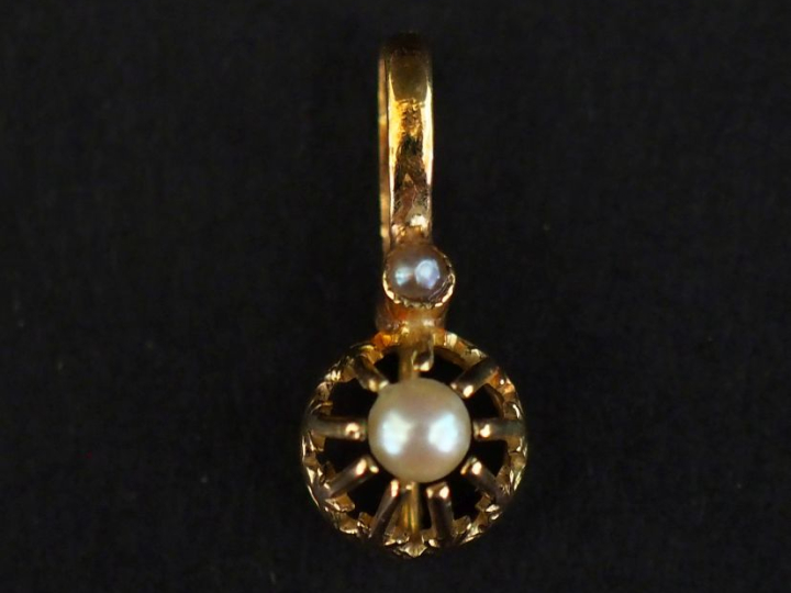 Pendentif en or jaune 750, serti de demis perles blanches.  H. 1,8 cm 