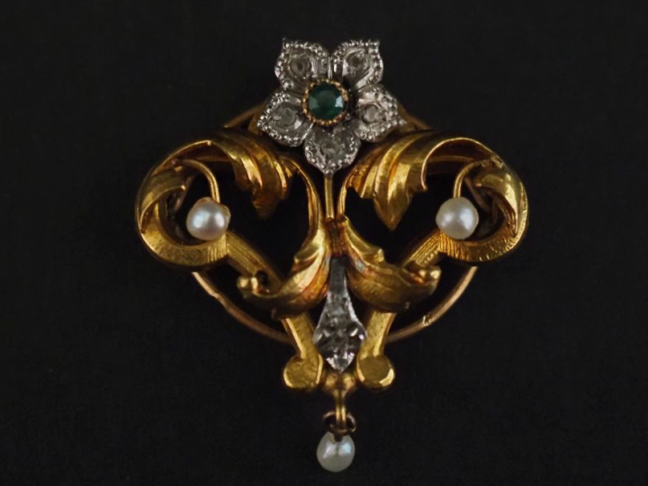 Petit clip de revers de style 1900 en or jaune 750, à décor ajouré de 