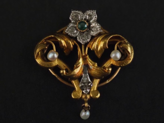 Vente aux enchères Petit clip de revers de style 1900 en or jaune 750, à décor ajouré de 