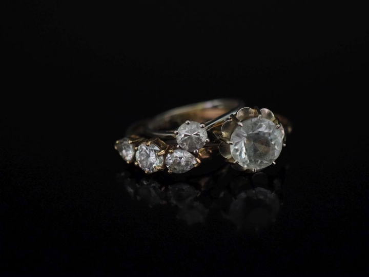 Ensemble comprenant :  - deux différentes bagues solitaires en or 750,