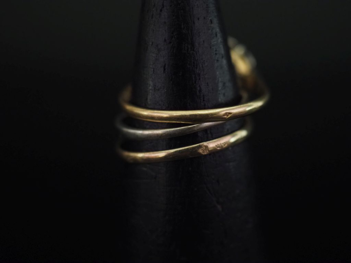 Ensemble comprenant :  - deux différentes bagues solitaires en or 750,