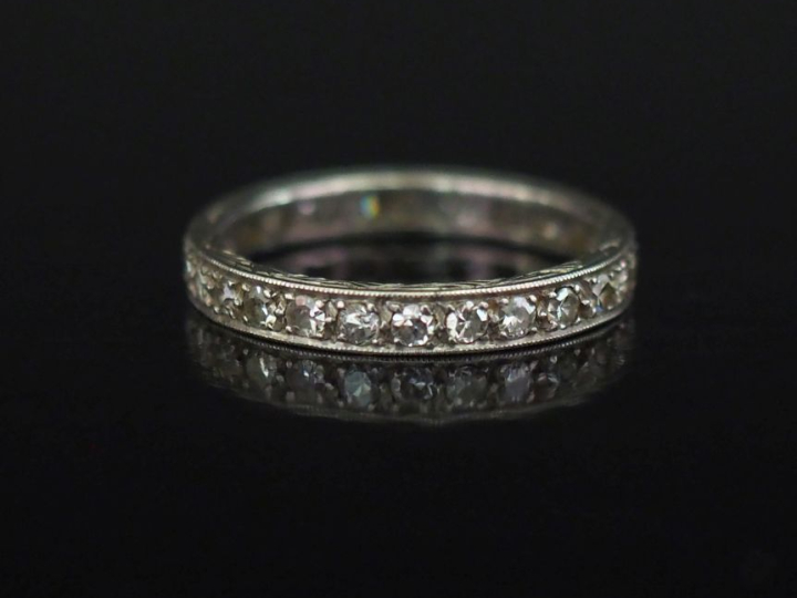 Petite alliance américaine en or blanc 750, sertie de petits diamans. 