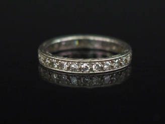 Vente aux enchères Petite alliance américaine en or blanc 750, sertie de petits diamans. 