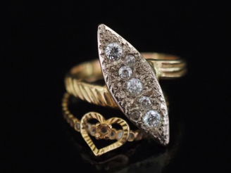 Vente aux enchères Ensemble comprenant :  - un ebague de forme marquise en or jaune 750, 