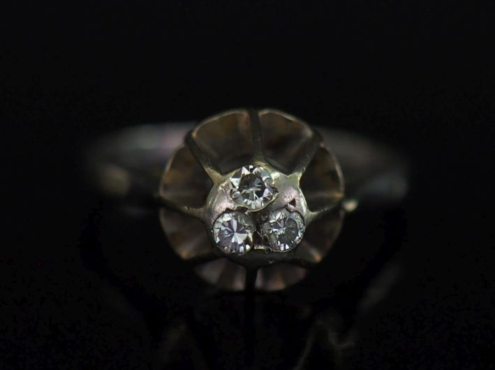 Bague en or blanc 750, sertie de trois petits diamants.  TDD. 53 Poids