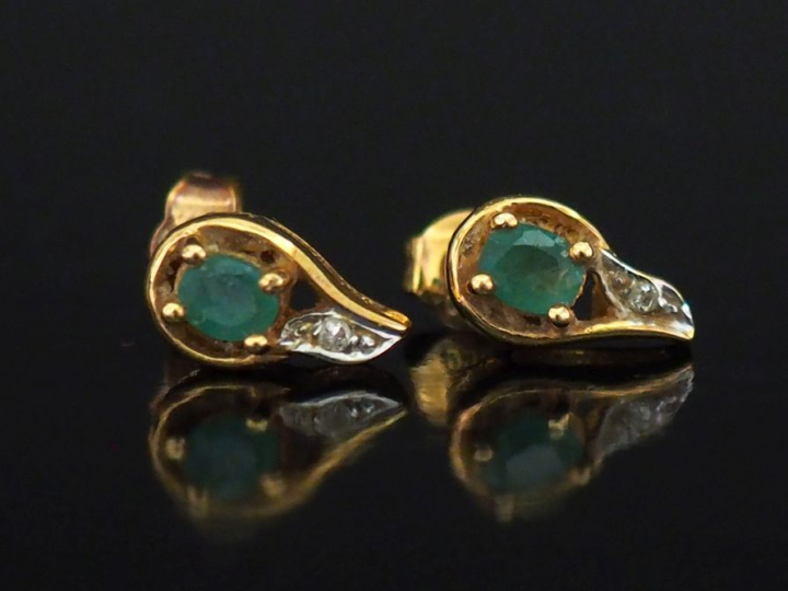 Paire de perces oreilles de forme mouvementée en or jaune 750, sertis 