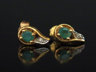 Vente aux enchères Paire de perces oreilles de forme mouvementée en or jaune 750, sertis 