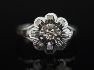Vente aux enchères Bague bouquet en or blanc 750, sertie en son centre d'un petit diamant