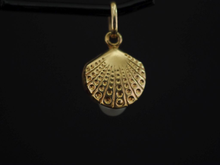 Pendentif en or jaune 750, en forme de coquillage retenant une perle b