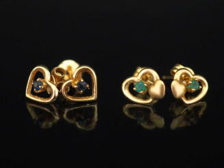 Vente aux enchères Ensemble comprenant :  - une paire de puces d'oreilles en or jaune 750