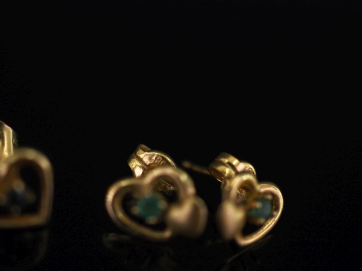 Ensemble comprenant :  - une paire de puces d'oreilles en or jaune 750