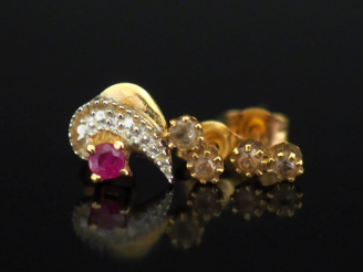 Vente aux enchères Ensemble comprenant :  - une paire de puces d'oreilles en or jaune 750