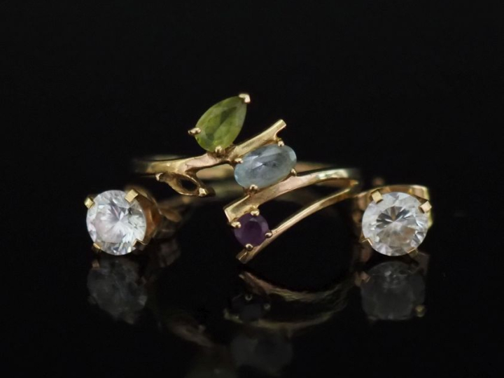 Ensemble comprenant :  - une paire de puces d'oreilles en or jaune 750