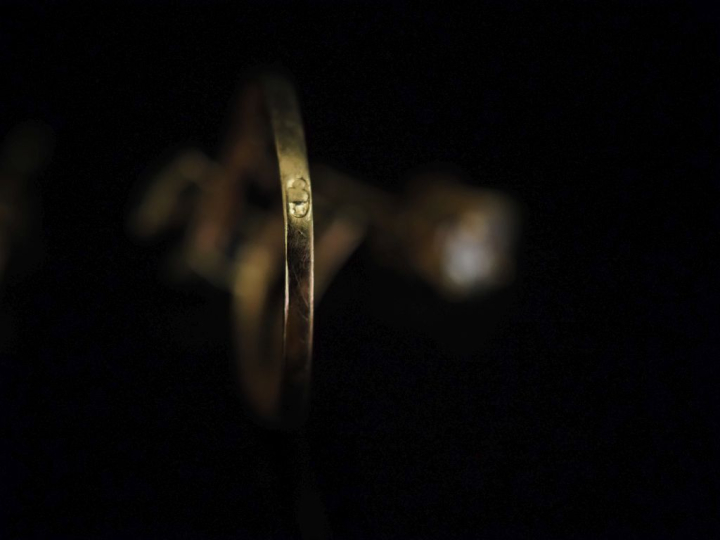 Ensemble comprenant :  - une paire de puces d'oreilles en or jaune 750